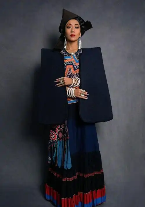 吉克隽逸彝族造型端庄大气高清民族风图片