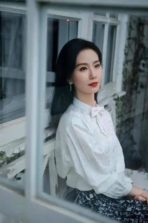 相比较其他女星的浓妆艳抹和大裙子,她穿的很简单,很有气质美