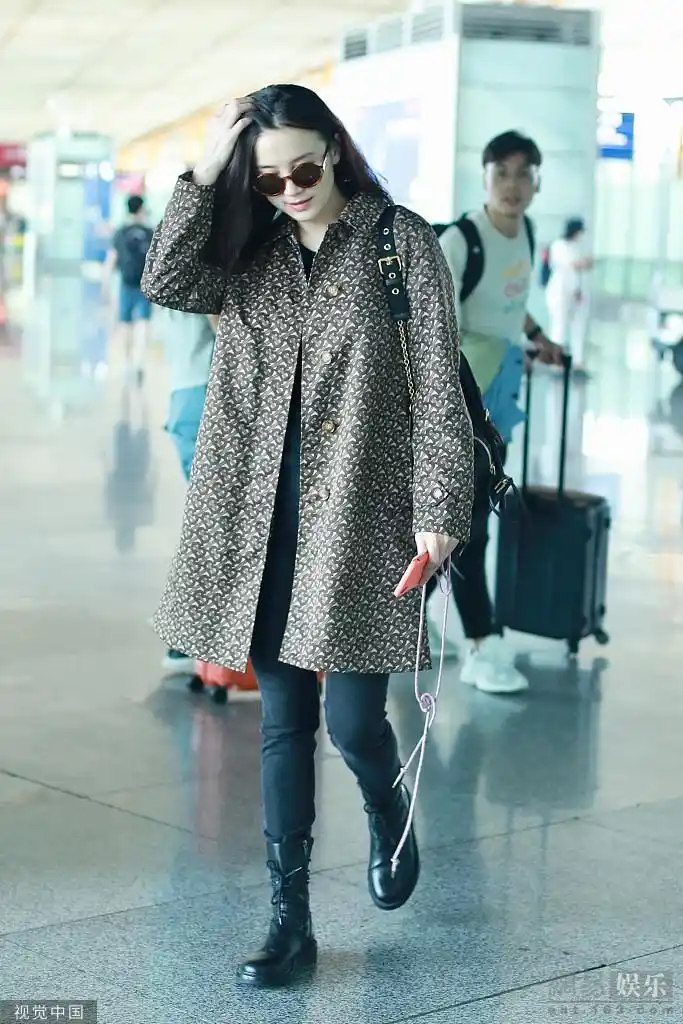 宋佳现身机场撩发甜笑大展亲和力人美气质佳
