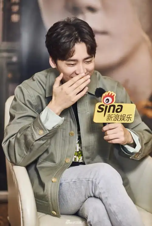 组图:李易峰夹克装阳光嘟嘴超萌 让粉丝"夸我帅不要说我傻"