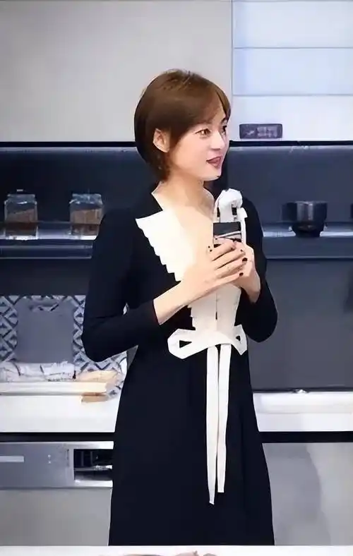 孙俪换新发型出席活动,耳上短发搭配黑西装,展现男子风范_分析_黑色