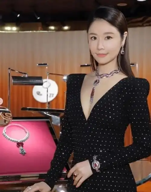 原创47岁林心如穿着时尚健身,男教练摸腿扶腰显亲密,英俊帅气超挺拔