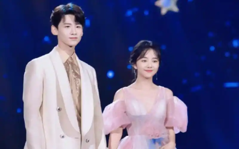 摆摊:【谭松韵72白敬亭】2022年了,我想看个三搭不过分吧!