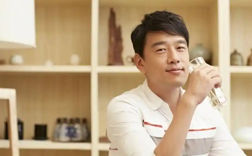 霸道总裁王耀庆,几乎零绯闻,娶妻娶青梅,是女人心中的老公典范