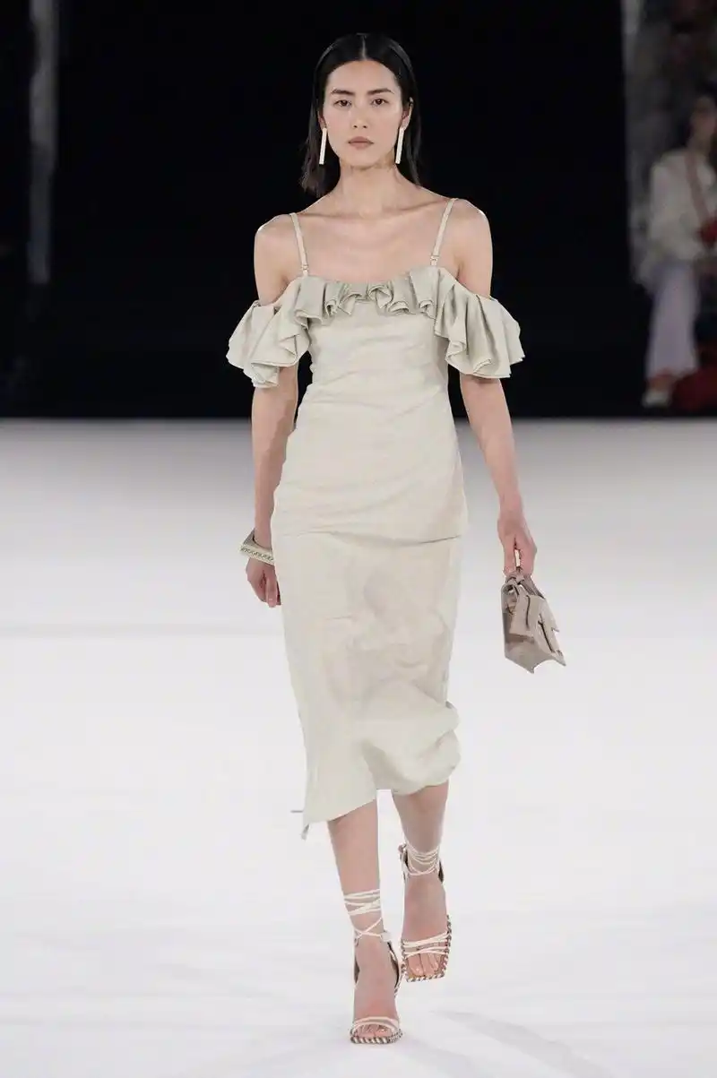 刘雯重返t台走秀气场全开肩颈线超美又酷又飒