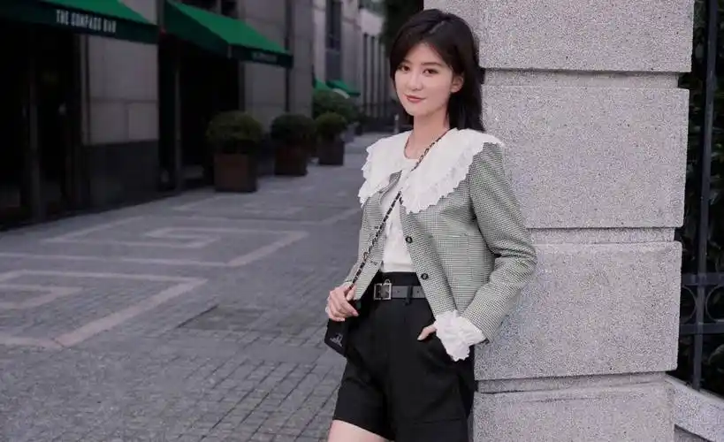 乔欣真的很甜,穿娃娃领衬衫配格纹外套,复古清新美得让人想恋爱_造型