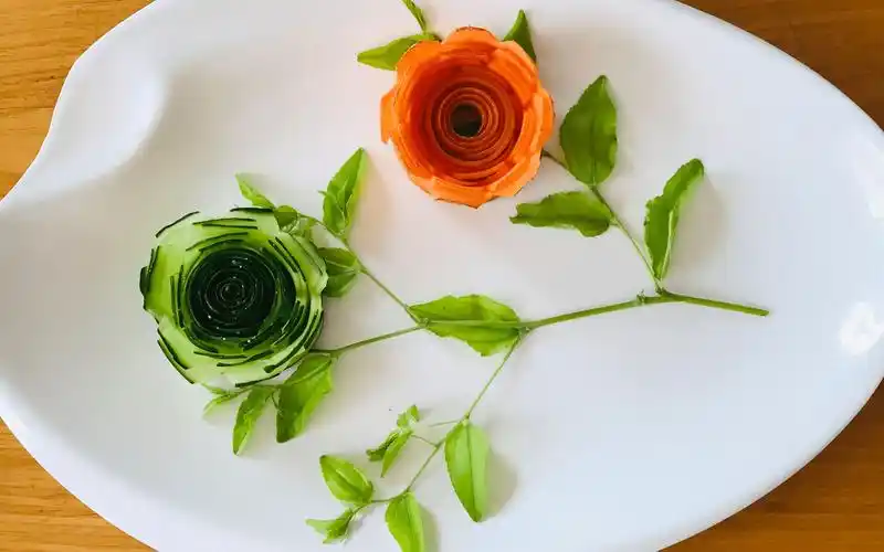 几种玫瑰花样式黄瓜和胡萝卜的摆盘,很新颖