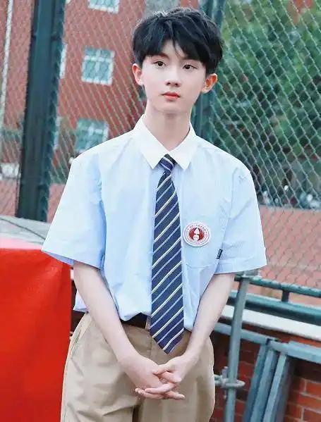 马嘉祺穿校服升旗,素颜依旧很精致,被认出假装不是本人_照片_公司