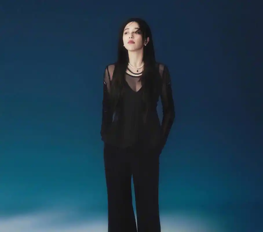 1,易烊千玺平常更喜欢坐高铁而不是飞机,只要行程不匆忙他都会坐高铁.