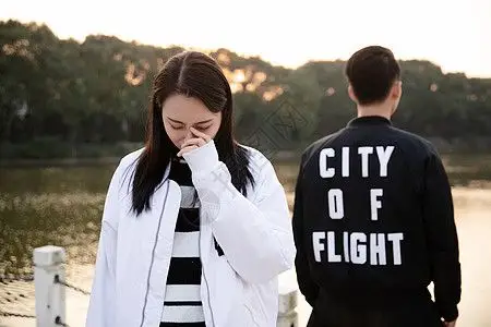 伤心的女性难过的捂脸哭泣照片  |情侣户外吵架分手照片