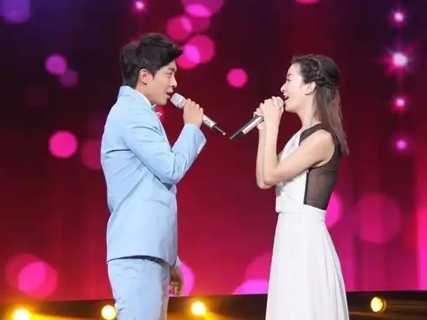 李晟李佳航首度甜蜜对唱 七夕互赠"爱的礼物"
