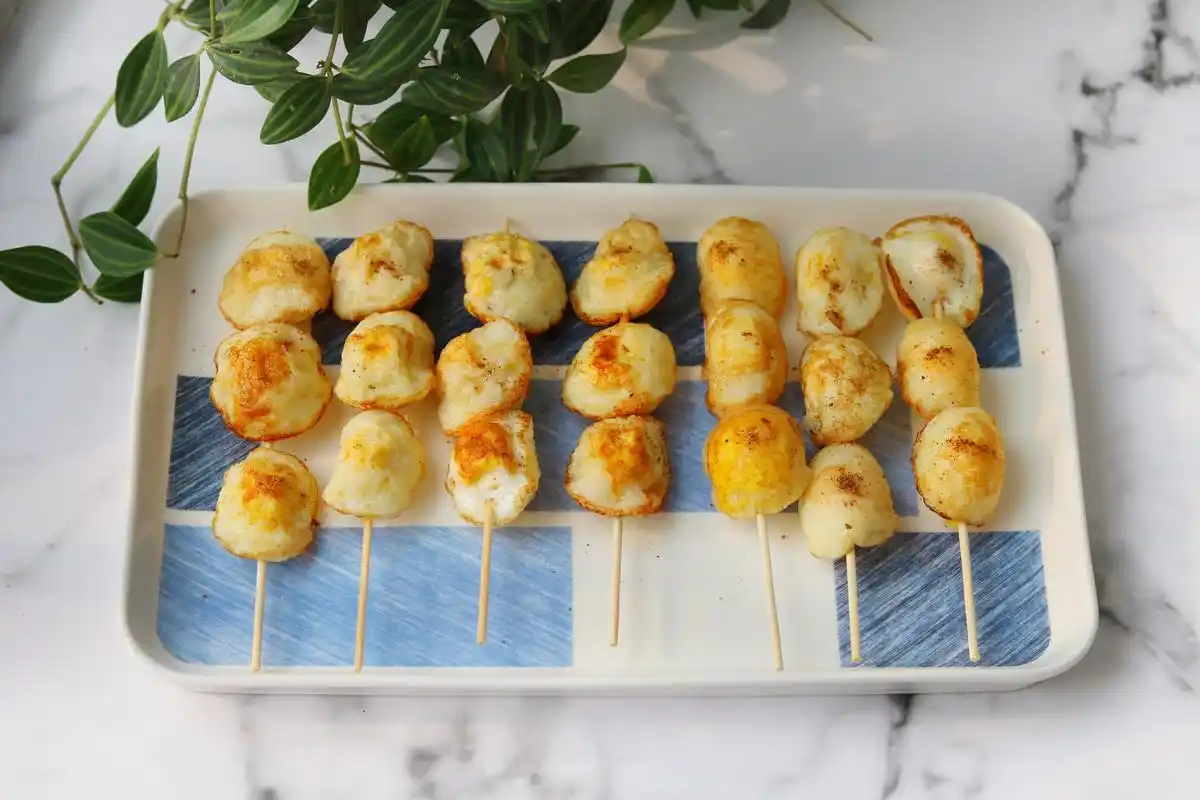 煎烤鹌鹑蛋,表面撒了黑胡椒粉.