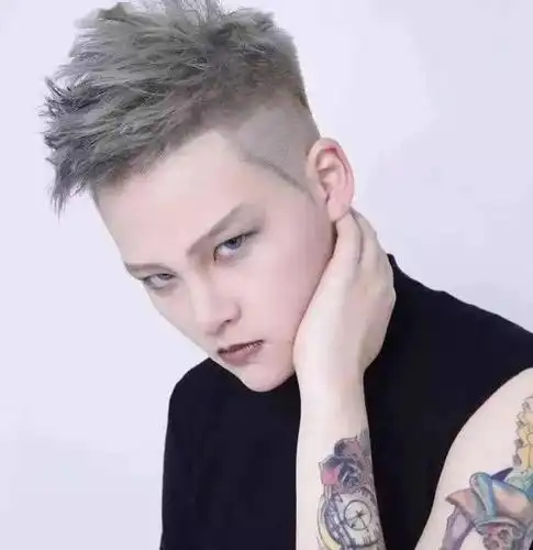 2,两边铲短飞机头短短的斜刘海发型对脸部起到了很好的修饰作用,是不