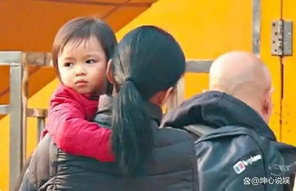 守得云开见月明2015年,3岁的刘向蕙就读幼儿园,刘德华就充当好超级