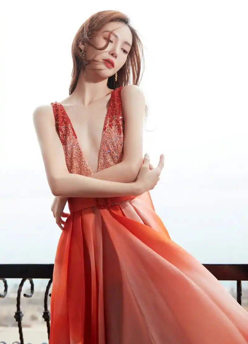 金晨身着深v亮橙色渐变长裙,后背蝴蝶结设计感十足