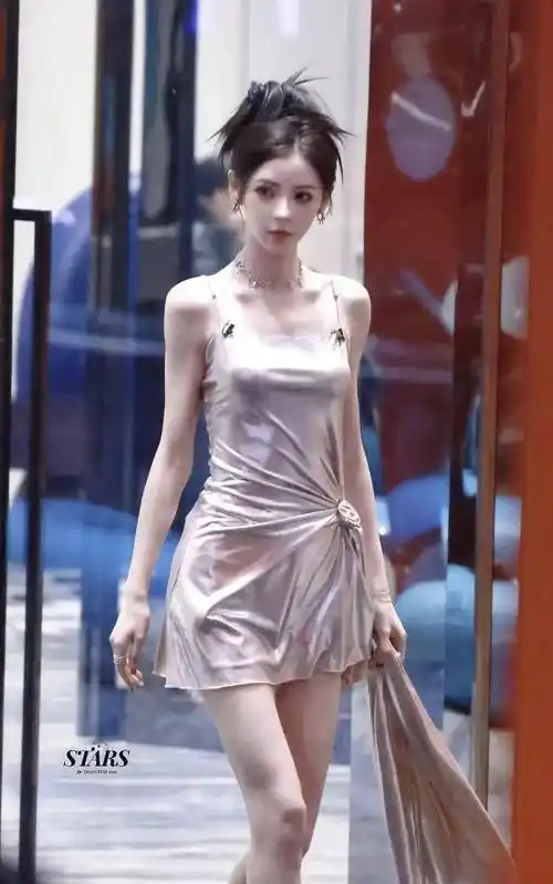 原创杨紫挑战复古性感风穿香槟色皮裙竟然没有腰撞衫张予曦被秒杀