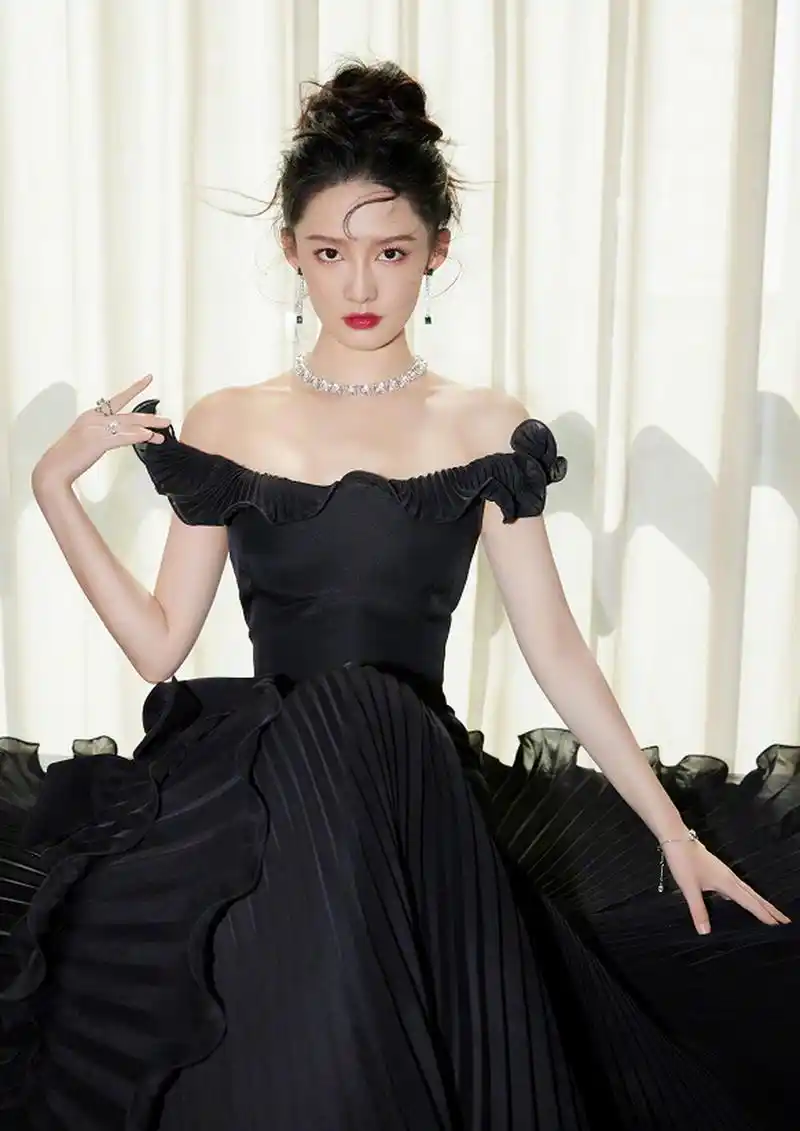 李沁的黑色礼服,天鹅颈好优越.