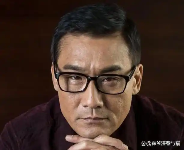 这段花絮记录了演员梁家辉认真听导演讲课的片段.