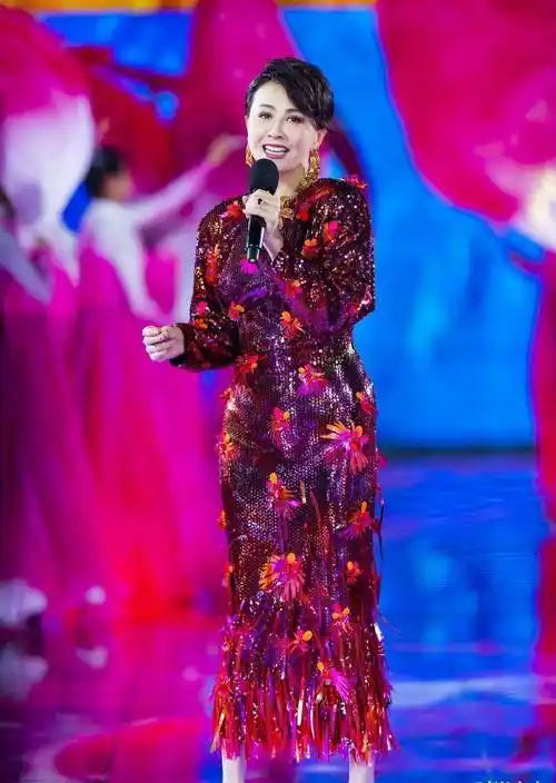 65岁刘嘉玲近照放出,身穿撞色运动风套装出镜,网友:真不服老_设计_黑