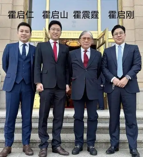 霍启山晒父子四人同框照霍启刚甜搂妻子好宠溺郭晶晶端庄得体