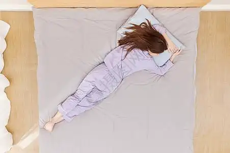 早起早晨俯拍居家趴在床上睡觉的女生背景