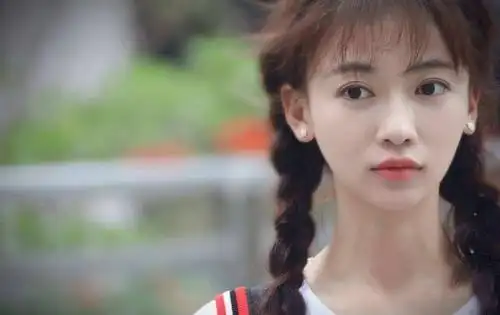 虽然吴谨言自称是新人,但活跃在演艺圈的时间并不短,但都是跑头套的