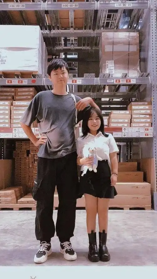 萌萌哒重庆小情侣身高相差45厘米走红朋友圈
