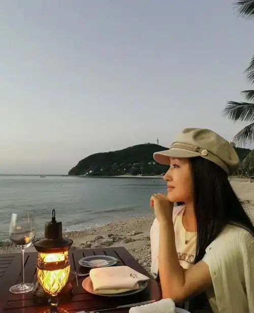 杨钰莹分享海边游玩照 少女感满满的