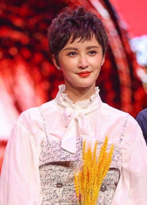 张歆艺换新发型露面衬衫外搭吊带优雅减龄满脸胶原蛋白太显嫩