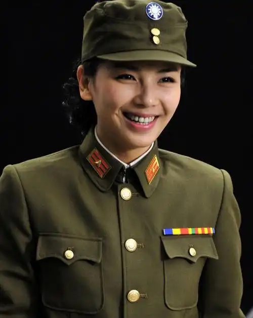 女明星穿上军装与众不同,杨幂,王鸥,刘涛都不及她!