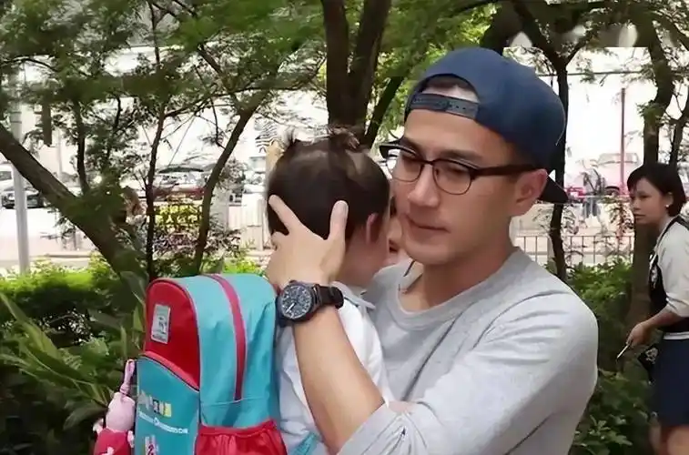 刘恺威与小糯米在加拿大被偶遇,9岁女儿被赞颜值高,遗传自杨幂_网友