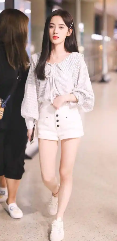 鞠婧祎的腰太细了紧身短裤4颗扣子都能全系上难怪只有76斤