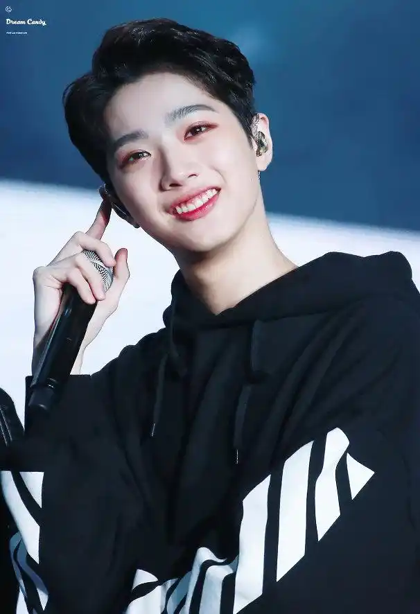 赖冠霖有自己的定义,自己的目标,知道自己所想所做所需要的,笑起来有