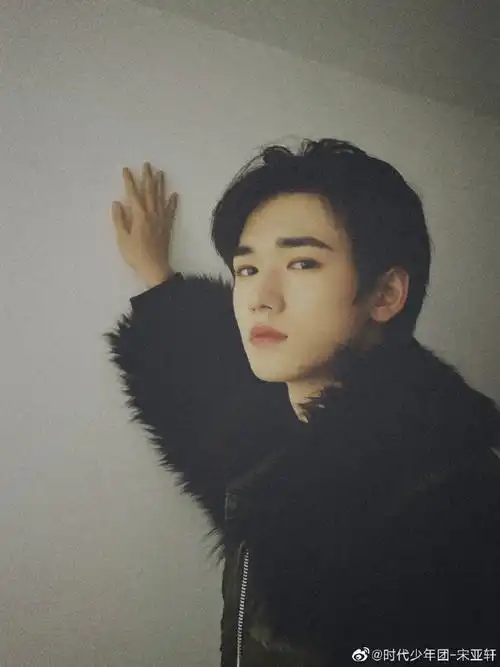 宋亚轩露额头了##宋亚轩复古风随拍