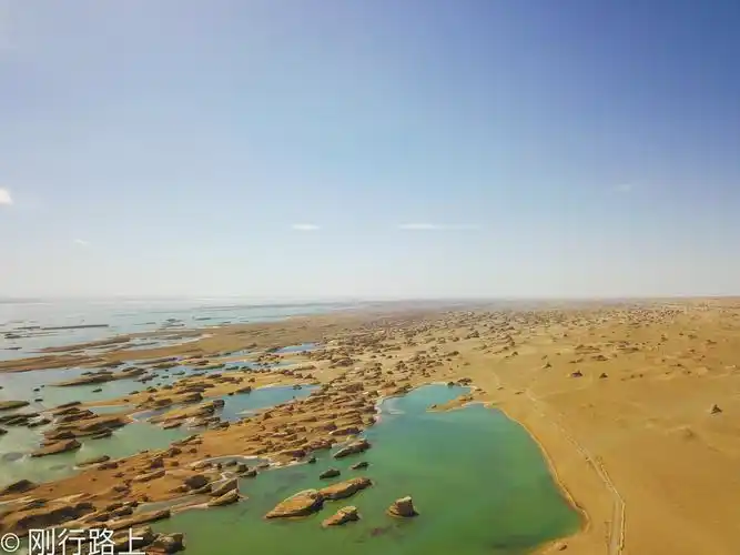 航拍青海无人区水上雅丹这世界唯独你最有内涵