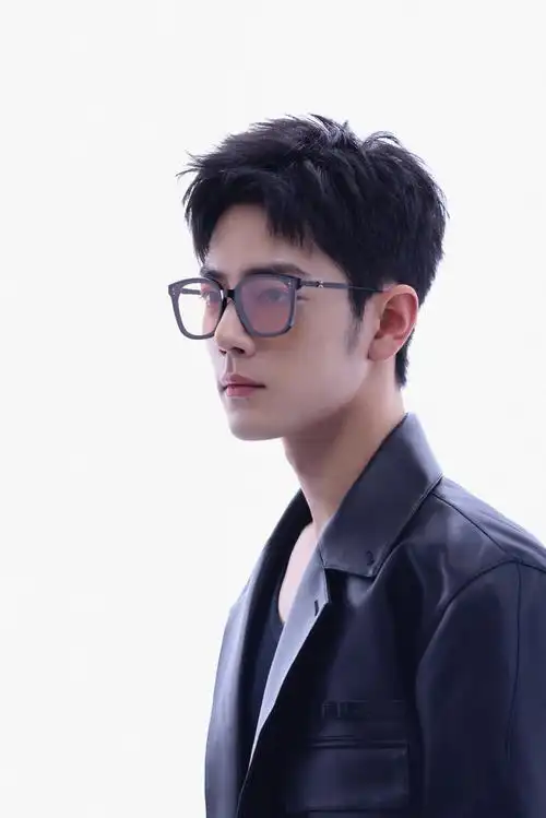 肖战工作室发了15宫格#肖战,戴眼镜最好看的男人90