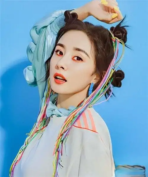 现在大多数成为时尚不可缺少的单品,这些彩虹绑绳扎多个 丸子头,俏皮