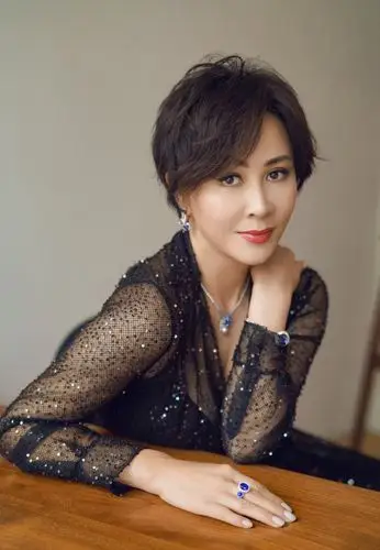 刘嘉玲的衣品非常好,她是她这个年龄的女人的穿衣榜样.