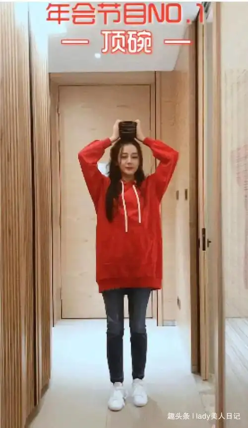迪丽热巴这次真的皮了!穿着红色卫衣在家耍杂技,卖萌搞笑挺在行