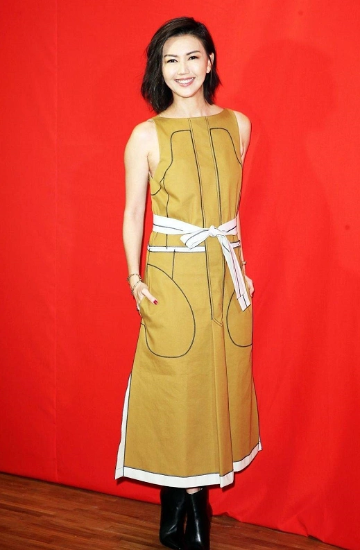 孙燕姿衣品开挂了,一袭姜黄色无袖连衣裙阳光自信,时髦利落