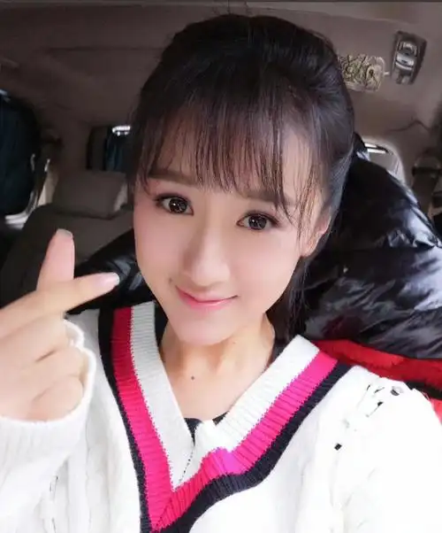 时隔三个月袁冰妍首露面,跟于正等人聚餐,素颜出镜心情不错