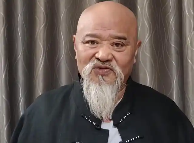 67岁演员李琦退休生活很惬意,老态龙钟却要跳绳,一口豁牙太吸睛