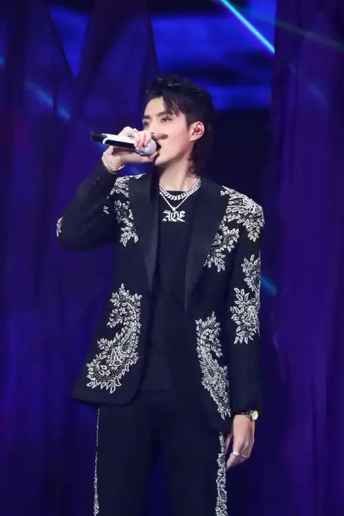 吴亦凡东方卫视跨年,alexander mcqueen私人定制 梅格妮-鲵西服