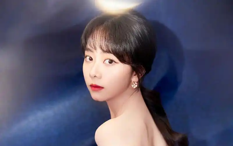 谭松韵优雅迷人写真桌面壁纸