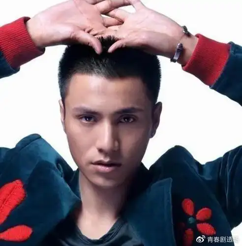 短发,尽管不是标准的圆寸,但干练的画风还是让网友眼前一亮,#陈坤寸头