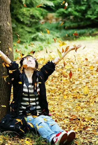 拥抱落叶_人像_poco摄影,美女,落叶,秋天,济南