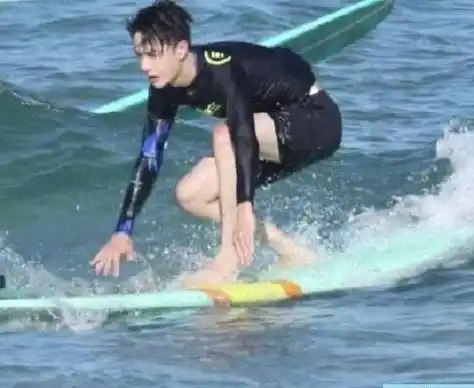 原创王一博冲浪玩嗨摄影收工仍开心玩耍8块腹肌太抢眼