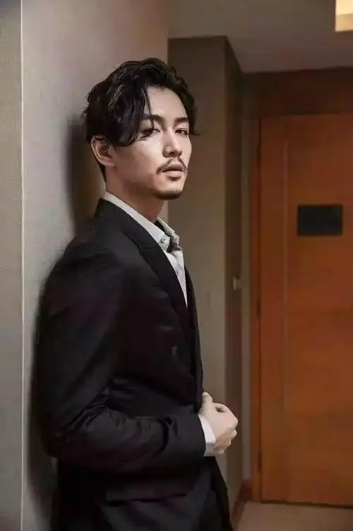 王宝强留胡须帅出天际看到邓超网友直呼哈哈哈