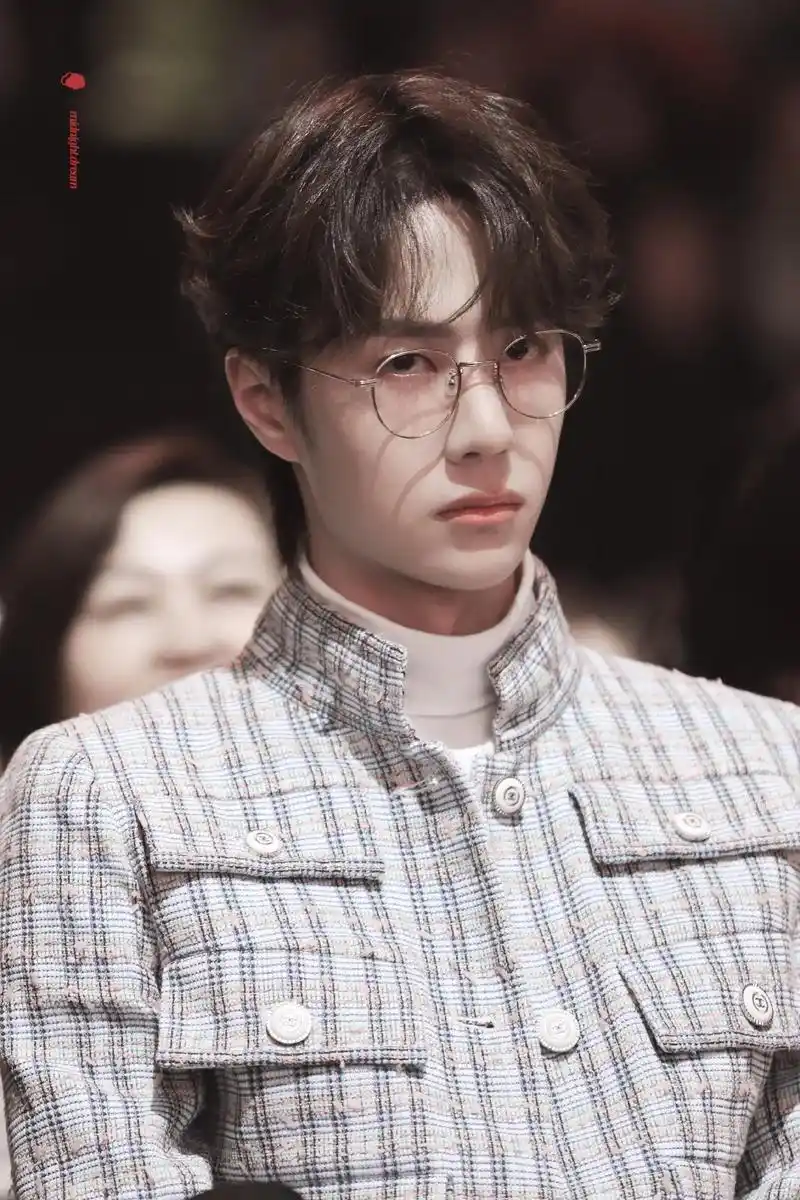 王一博 王一博戴眼镜帅呆了,谢谢,每次看到戴眼镜的你,脑海 - 抖音