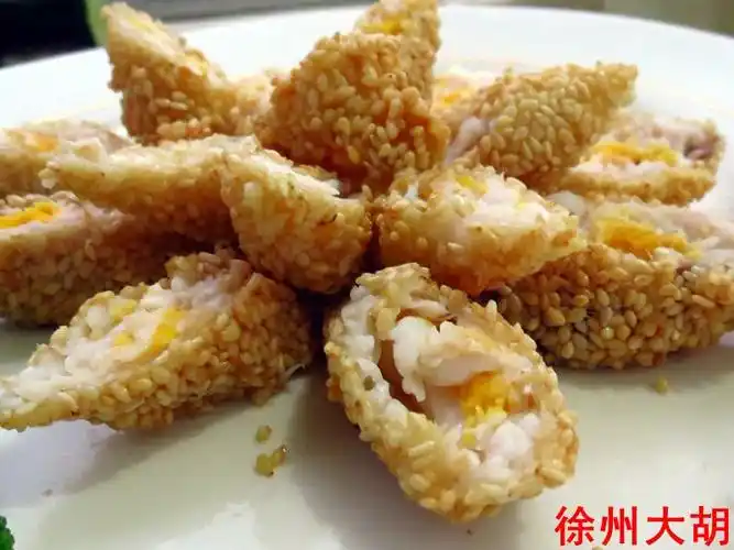 严防相机溅到油 油炸的图片直接简化 锅里放多点油 4成油温浸炸拍粉